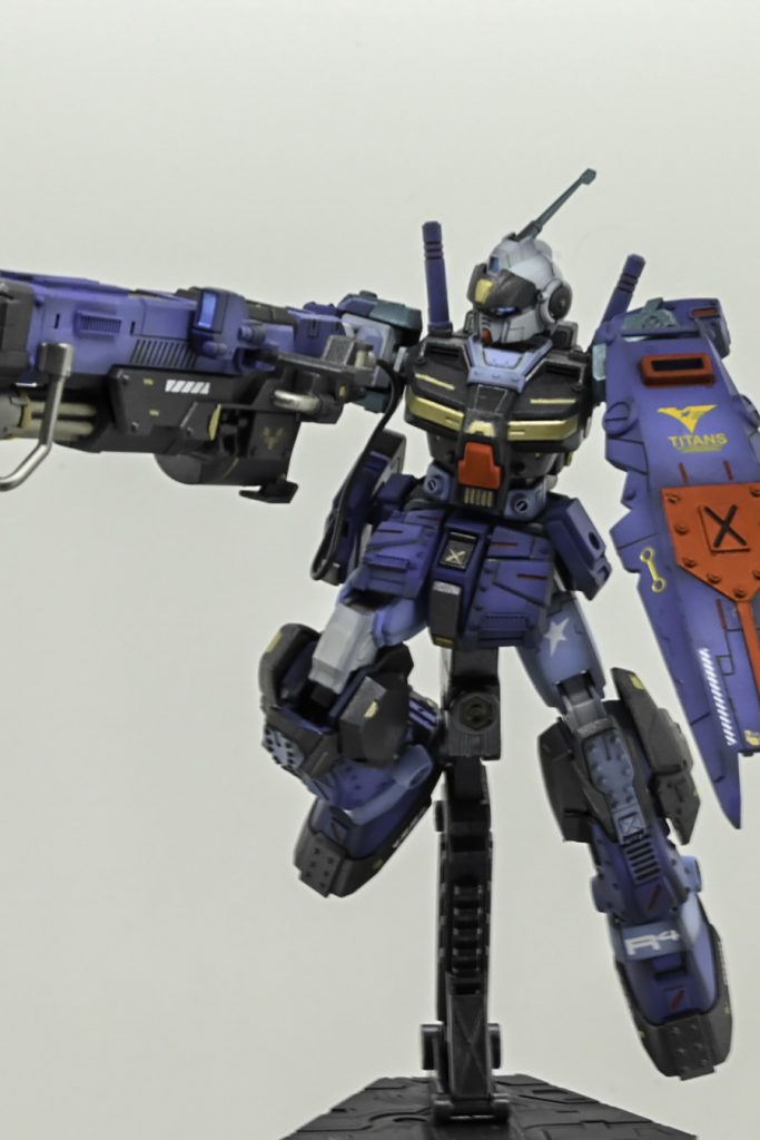 この写真は台座を使用していますが、シェキナーを持たせても自立、片腕で保持できます。良キットです!