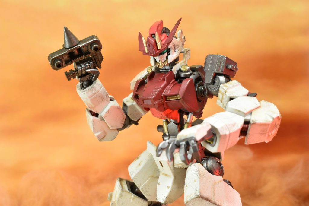 隠し武装パイルバンカー「アネモネの毒」アネモネの花の汁には毒が含まれる。背中のバックパックは大剣のラックだけではなく、取り外して武器としても使用できる。剣を失ったときの最後の手段であり、油断した敵を毒のように刺す。