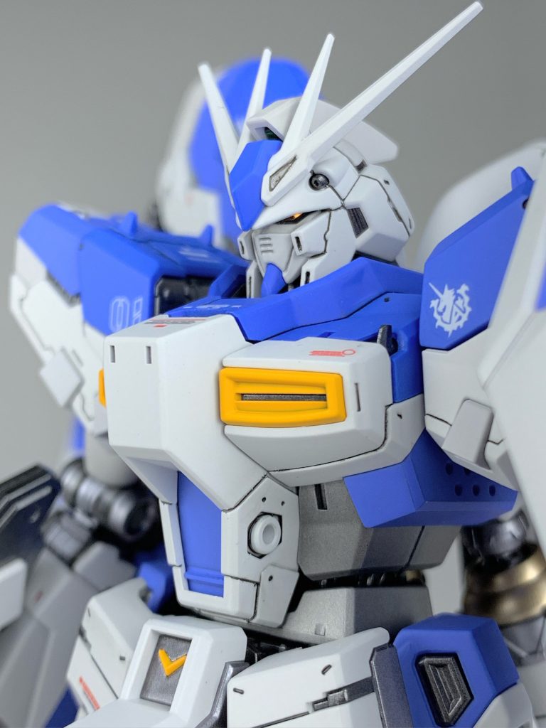 胸部アップツインアイはキット付属のリアリスティックデカールを使用していますRGのメタリックシールはよく光るからめちゃくちゃ便利です!