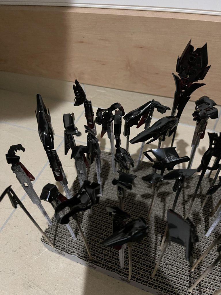 黒吹いた後の写真。自分の趣味のミニバイクは缶スプレーオールペンしているのですが今回はガンプラ。バイクに比べて当たり前に小さい!というのと、小さいものに対しての缶スプレーはあまりに粒子が大きい。缶を温め、よく振っても、、やはり、粒子が大きい。エアブラシってやっぱ良いのかなぁ。って思いつつ家庭持ちの私は部屋でスプレー吹くことは【嫁の雷】を食らうことを意味する。玄関先で塗装するしかないよね。うん。玄関先で塗装していたらクセェ!めっちゃクセェ!これ昼間はだめな奴。近所迷惑だ。元々3日間の夜しか時間取れないのでまぁ予定通りなんですけど、、寒空の下。深夜、街灯を頼りに 震えながら塗装頑張りました。