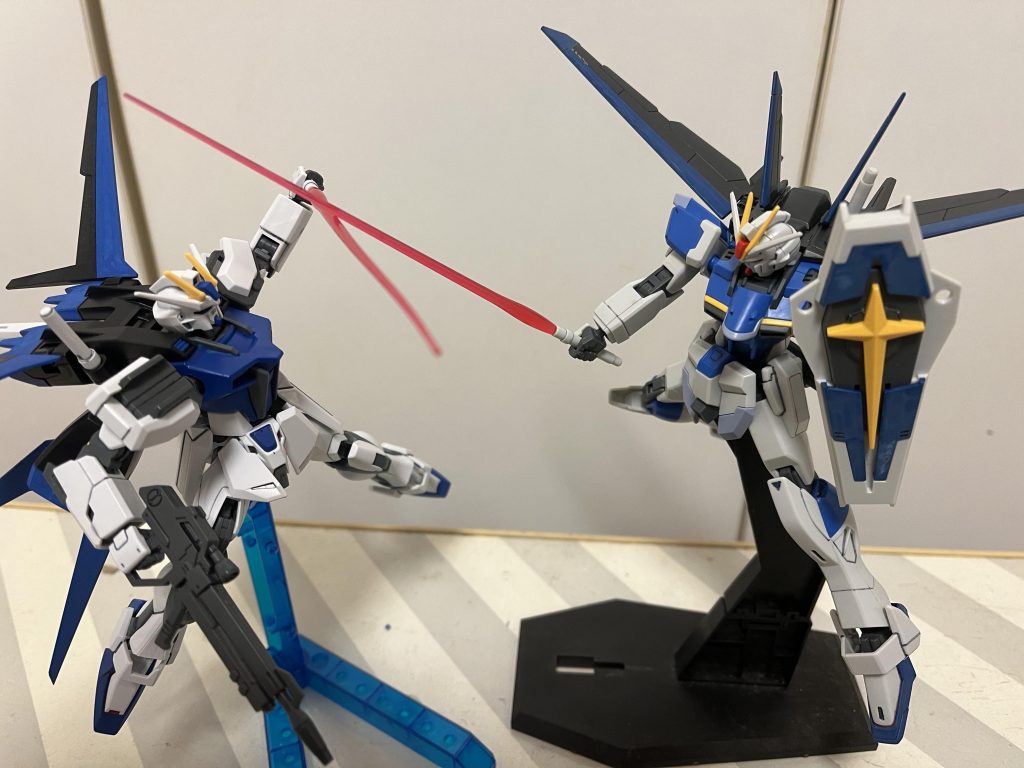 同じことしたインパルスと。インパルスの開発段階では、仮想敵機として当然ストライクもあったはずなので、データ上ではこんなバトルしてたのかも。てか、インパルス久しぶりにガラスケースから出したら、塗装が変色しとる、、やっぱりスプレーぐらいは吹かないとダメですねー