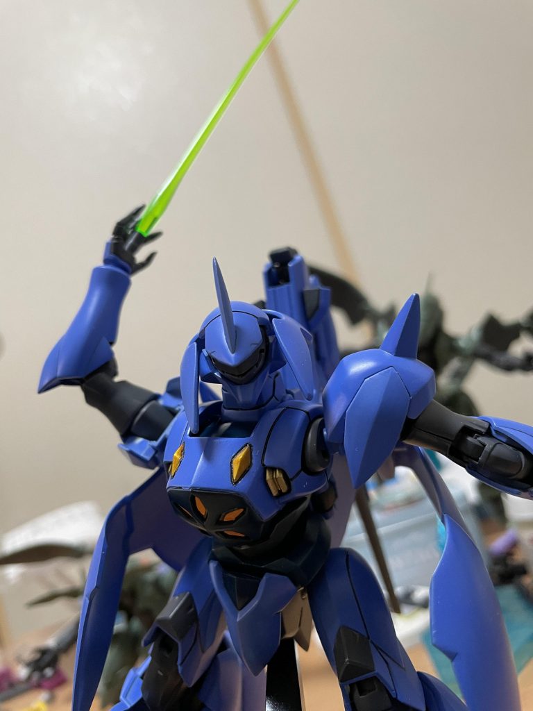 『なかなかやる奴だったがここまでだ!』バクトの電磁装甲を強化された機体には強化されたドッズライフルも効かずに弾かれてしまい、ゼダスKと同様のスラスターを搭載した機動力でいともたやすく懐に入り込むとモンシアの機体を切り裂く。『モンシアさんはやらせやしないぞ!!』その時、モンシアの機体を守るために強力な砲撃がバクトに向かい飛んできた。