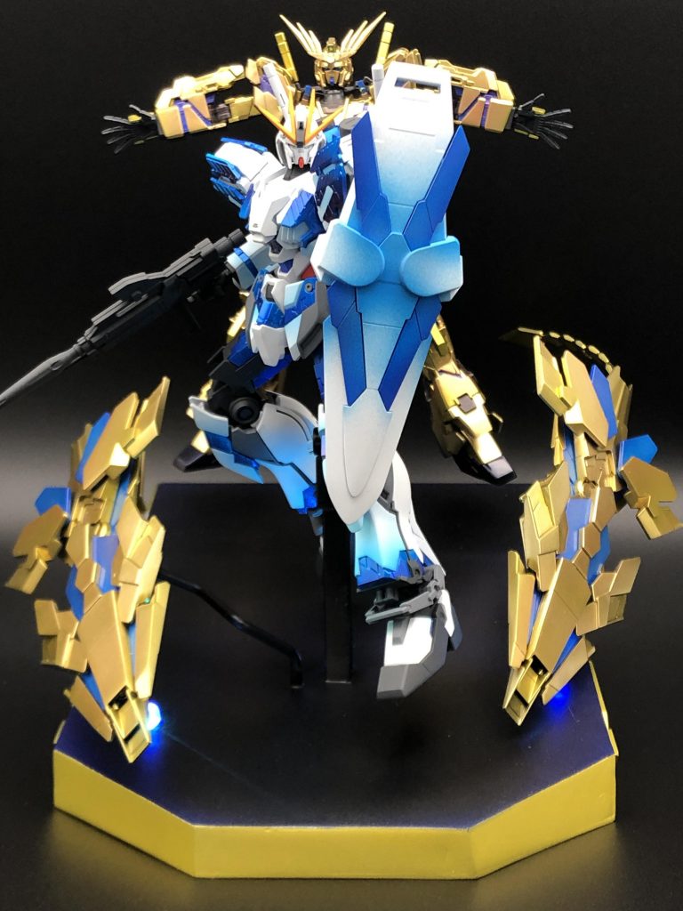正面から。ナラティブについては前投稿を参照。フェネクスは金メッキを全て剥がし、アルティメットブラック↓スターブライトジェラルミン↓クリアーイエロー↓スターブライトブラス(グラデ↓スターブライトゴールド(グラデ で塗装。「そんなに重ねた意味あった?」と個人的に首を傾げている。