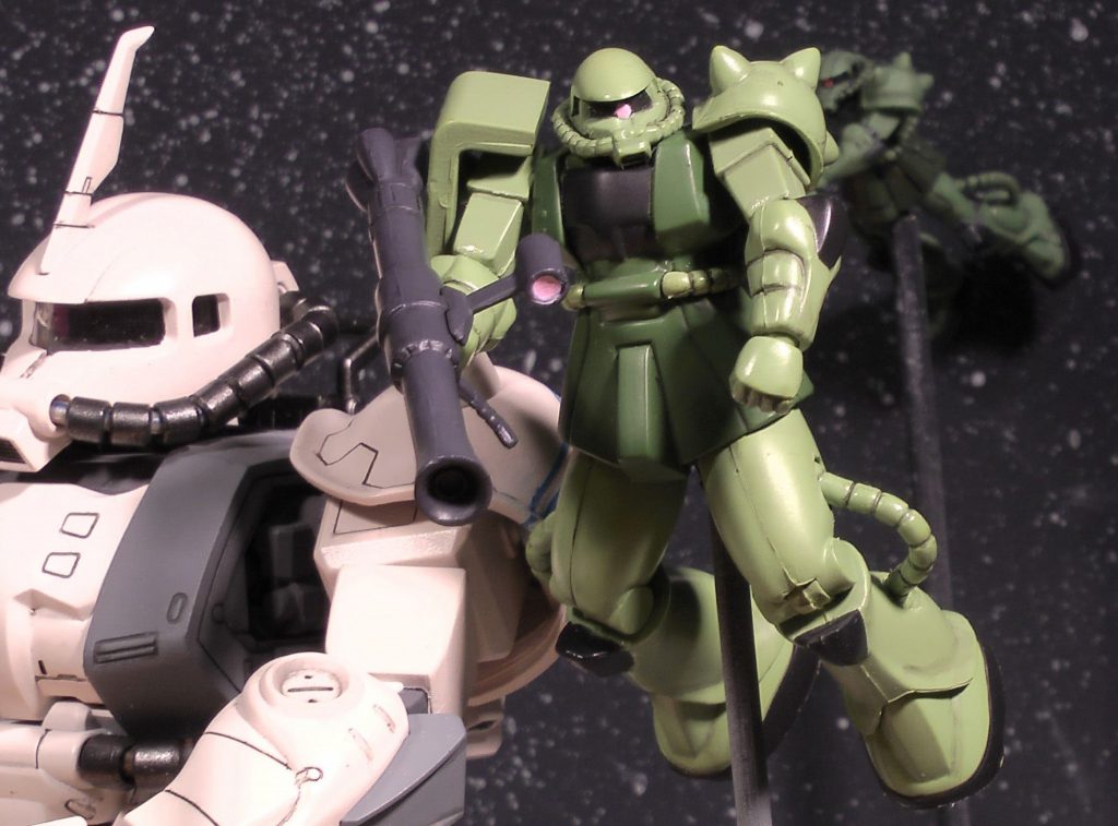 コロニーに降りるかどうか迷っているザクⅡは、リサイクルショップで入手した(おそらく)景品です。