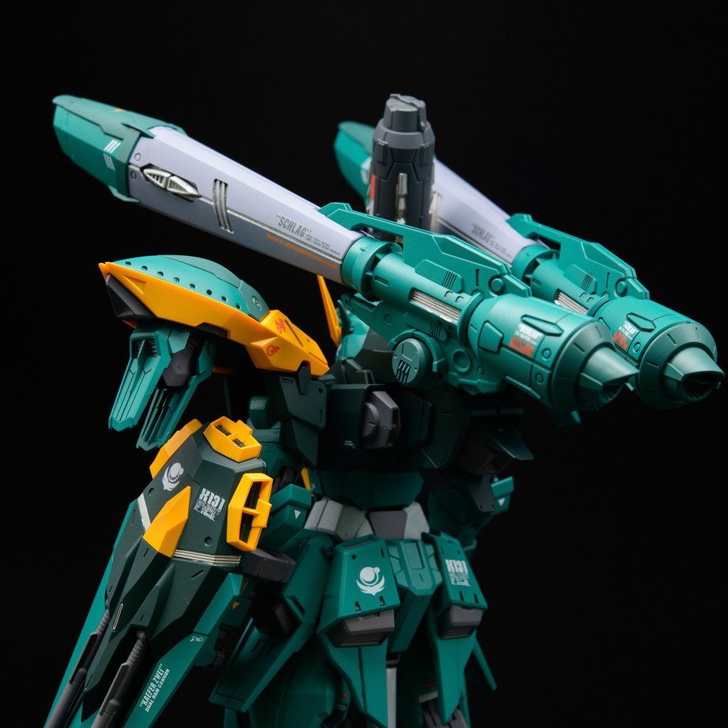 シュラークの先端のパーツは頑張って塗り分けました。砲身側面のディテールはチタンシルバーを筆塗り。イエローは少し赤みを増した色にしています。