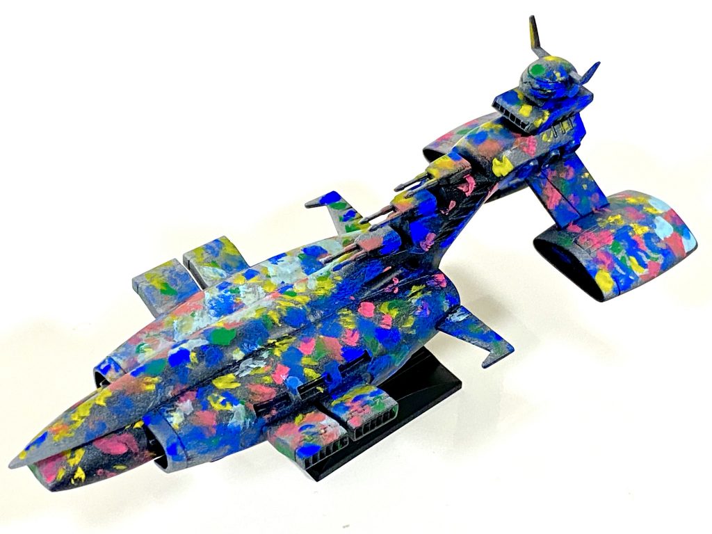 塗装はアクリルガッシュ。手順は次のとおりです。①全体に黒サフを吹く②全体にグレーサフを吹く（細かい部分までは入らなくてOK）③レインボー塗りで下地を作る④暗めのブルーを薄く溶いて全体に塗る⑤上面に緑を塗り重ねて発色させる