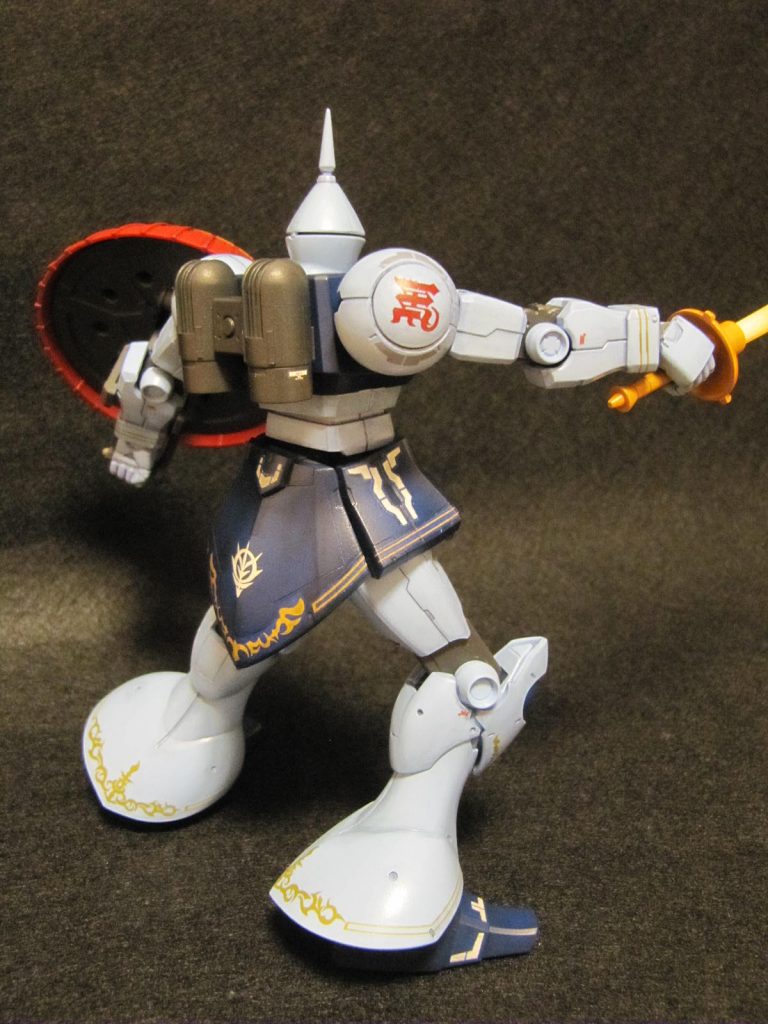 エングレービングは全てオリジナルデザイン。Adobe illustratorで作ってHIQパーツのインクジェット用デカールにプリントしました。マ・クベさんのパーソナルエンブレムもオリジナルデザインです。各部のラインもオリジナル。パーツにマスキングテープを貼って、エッジをトレースしたらはがし、白い紙に貼ってスキャニング。あとは納得するまでデザインを作りこみました。本体の工作より時間がかかりました。ジオンマークはガンダムデカールです。