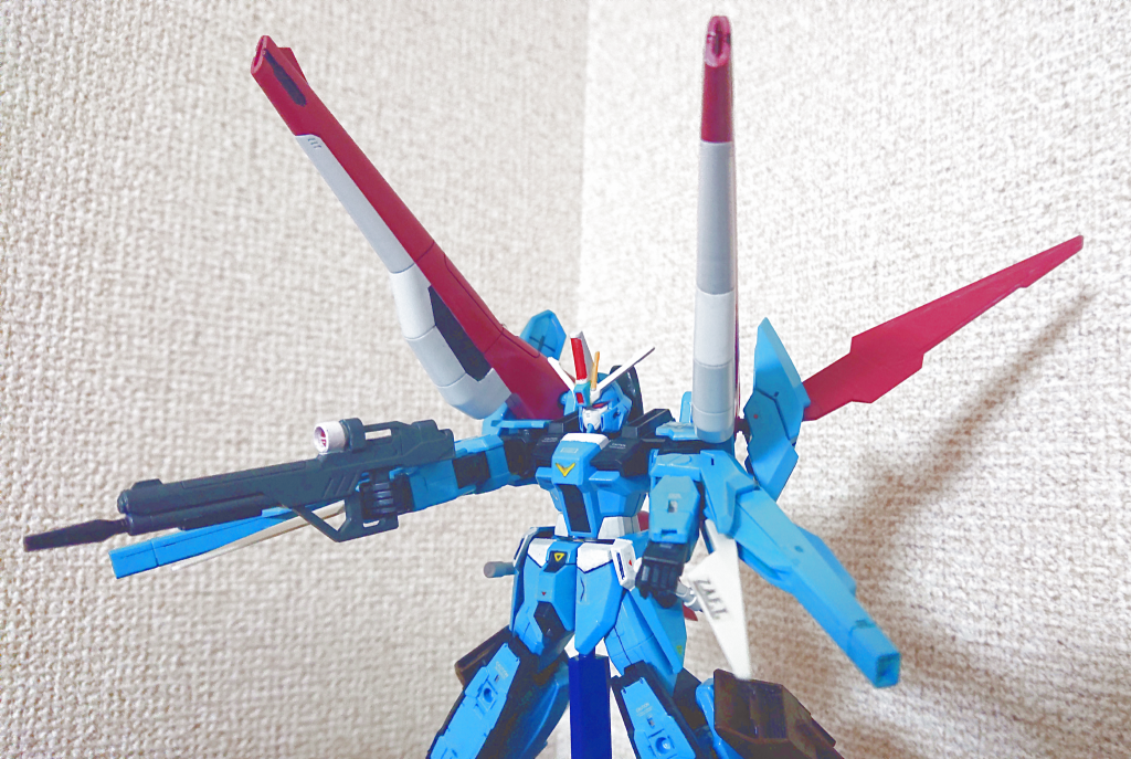 アムフォルタスとバラエーナによるフルバースト砲撃時には4枚の翼がショックアブソーバーとなり反動を相殺する。