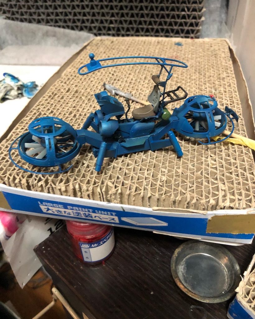 ローター剥き出しです。下地にチタンシルバーを。その上からムラを出してインディブルーとミッドナイトブルーを調色した色を軽く拭いてます。そこからは水性カラーをベシャベシャに溶いたのを筆塗りです。