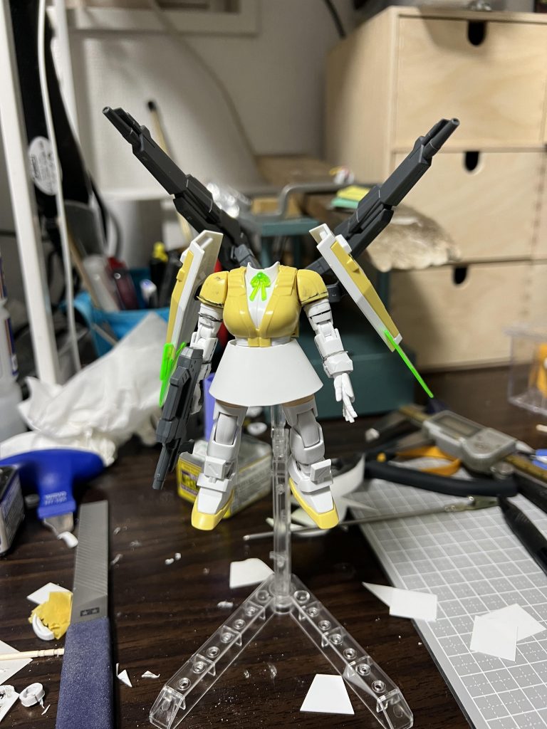 とりあえず腕足を短縮化し、プラ板でスカートのベースを作ってみた所です。