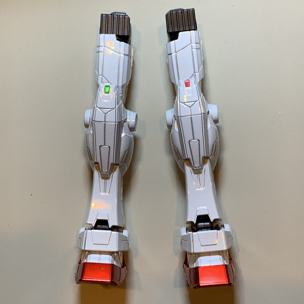 動くガンダム(RX-78F00)は、オリジナルのRX-78-2ガンダムと微妙に造形が異なります。脚部(と肩部)には、航空機を模した緑と赤のランプが灯ります。