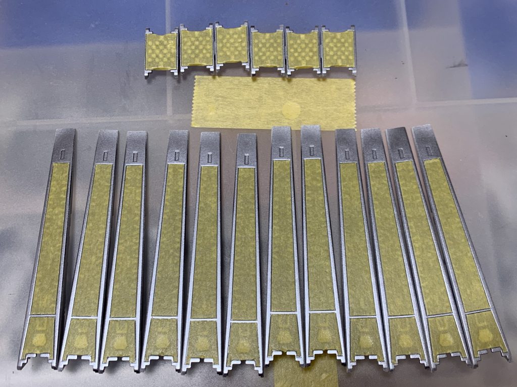 フィンファンネル裏側のマスキング1本1本同じパーツをマスキングするのはなかなか骨が折れましたがRGνガンダムを製作した時にも同じことをしたので、今回は以前よりもスムーズにできました!過去の自分がマスキングしてるところを無視することは出来なかったので頑張りました!そして塗り分けると↓↓↓