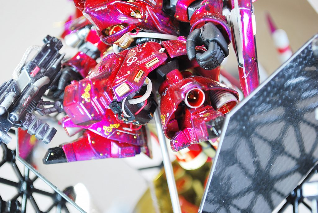 所にチラ見せメカニック&パイピングのディテールを追加。