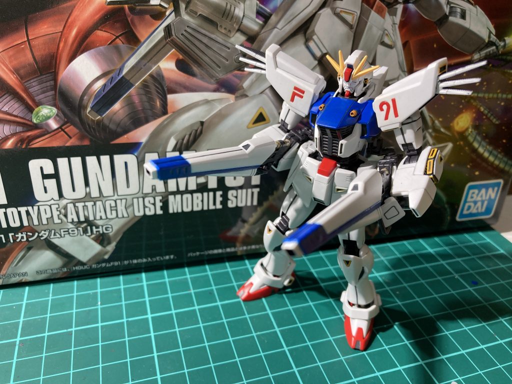 近未来兵装その2、V.S.B.R。同年代の方であれば登下校中にランドセルに引っ掛けた傘をヴェスバーに見立てた経験ある人、多いのでは？笑最大出力モードで放熱フィンが出たりフェイスシールド外れて人相悪くなったり、分身までしちゃう。これまで「変形」はあっても「変身」したMSはF91が元祖だったはず。（時代設定的にはユニコーンの方が先ではありますが）