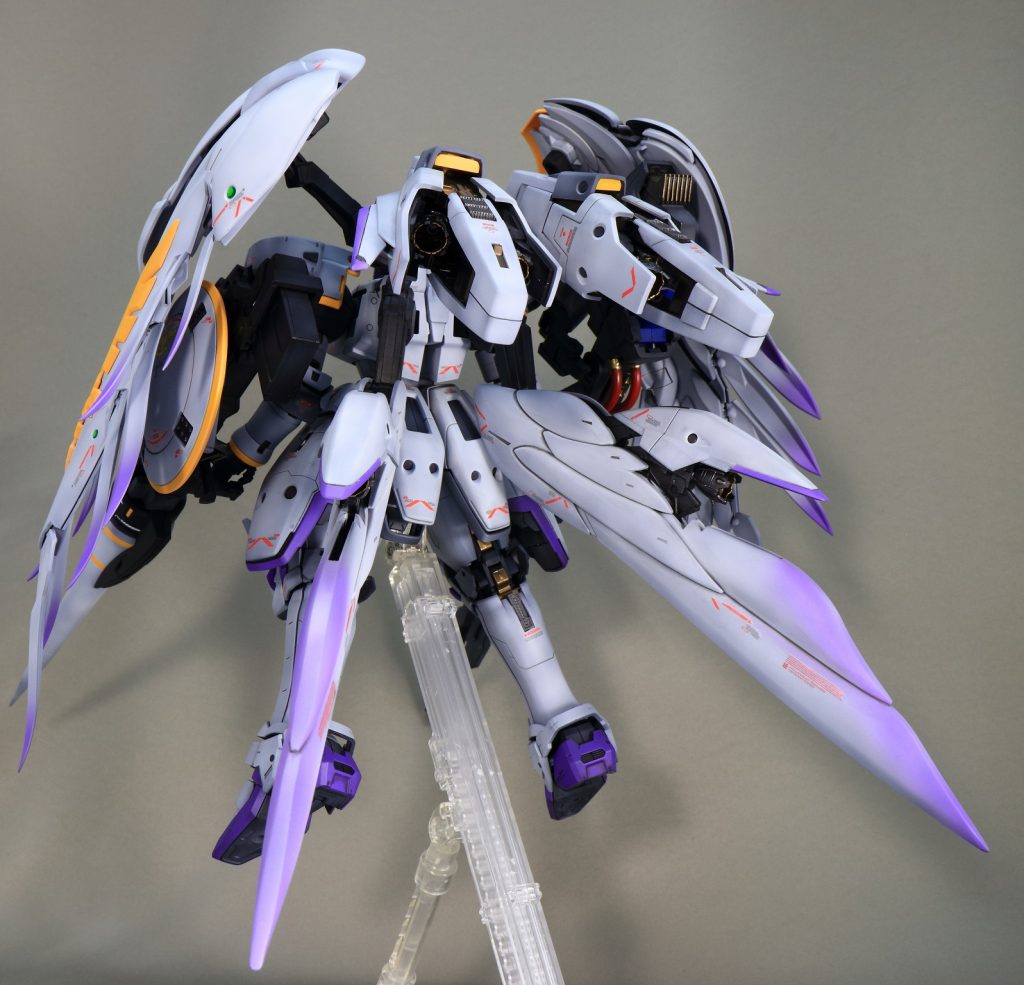 キットの余剰パーツのバックパックバーニアも取り付け、翼の取り付け位置を変更してよりボリュームのある見た目にしてみました、