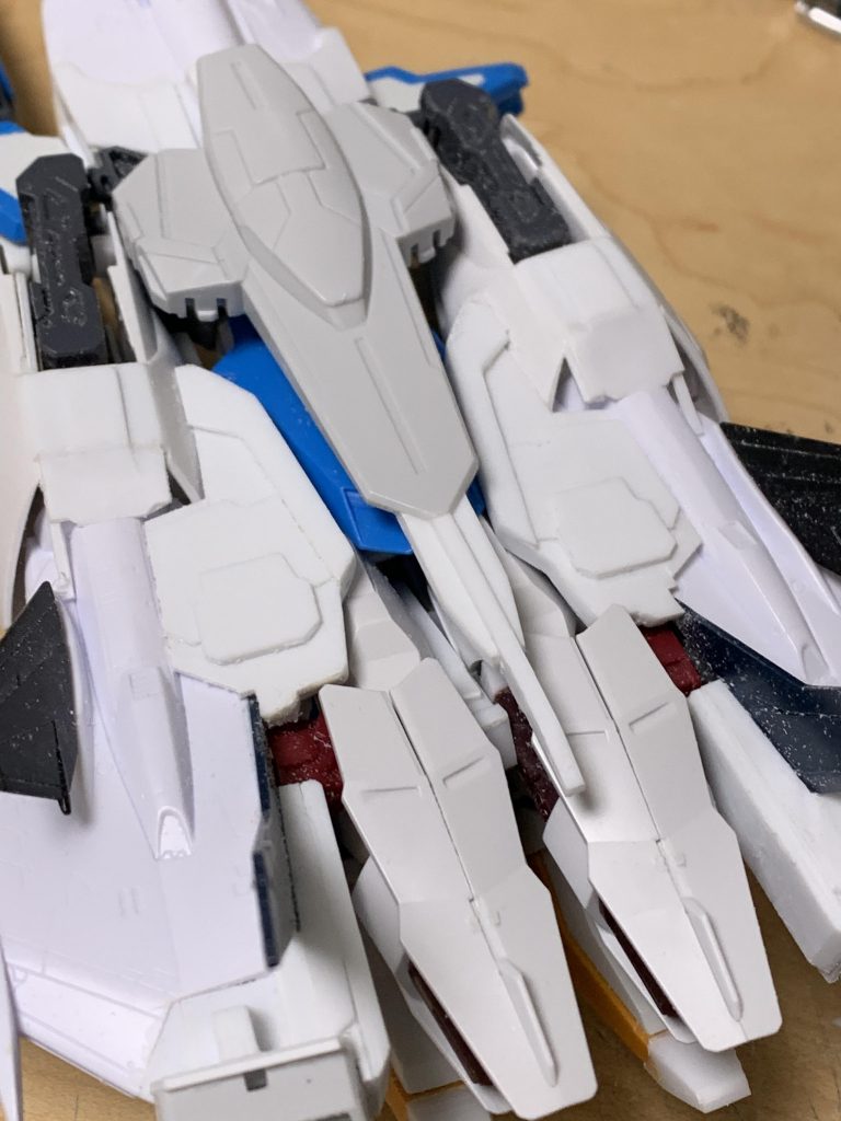 飛行形態時の背中？については、隙間を埋めてなるべく戦闘機っぽくなるように調整してます。アストレイノーネームの腕がジェットエンジンぽい形でマッチしたのはラッキーでした。