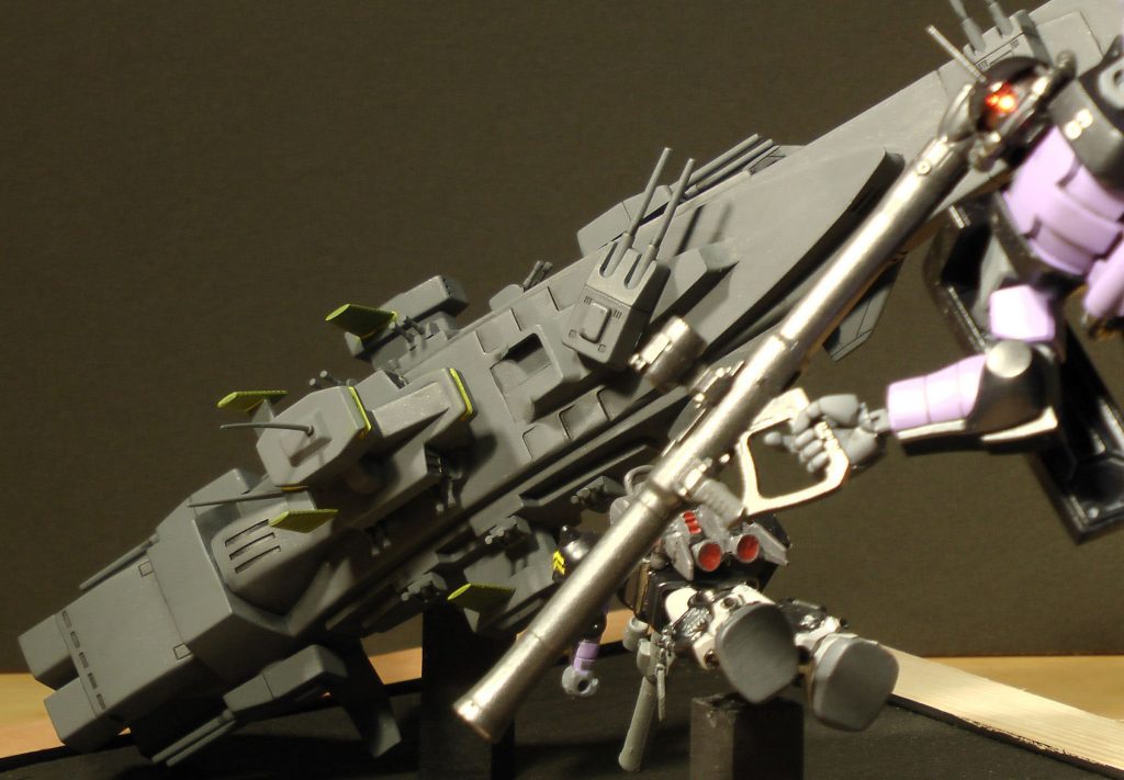 「俺（オル）の手柄（テガ）！」。オルテガ機は森永チョコスナックガンダムおまけ（1/300）です。背景のマゼランは旧キット1/1200です。