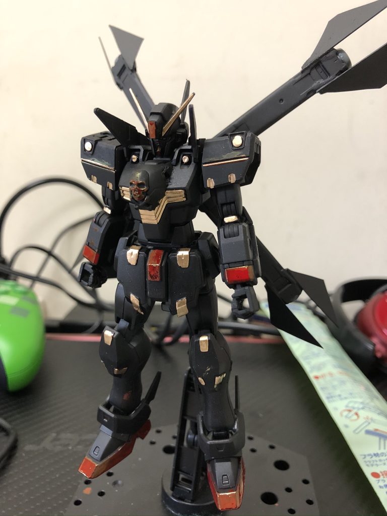 フルクロスユニットを外した状態になります。背中のスラスターの先にプラ板を貼り付けX2のシルエットに近づけました。