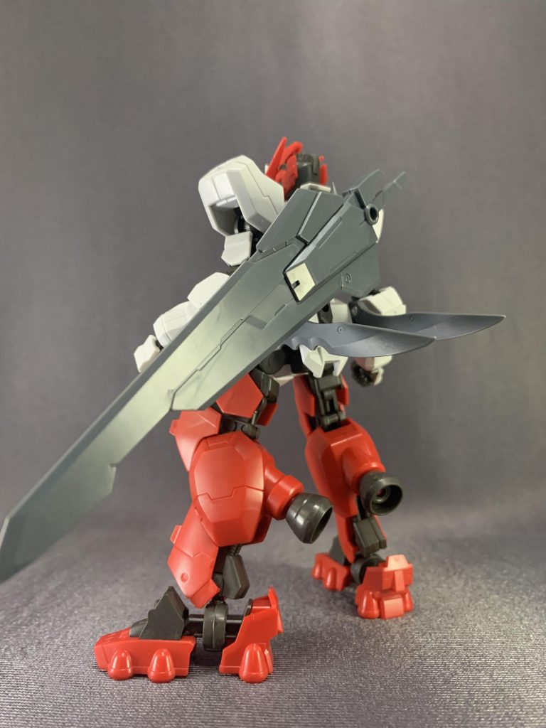 初めは30MMのカスタマイズウェポンズ (ファンタジー武装)を2袋買いして2丁拳銃と二刀流を扱うガンプラというのにしようと思っていましたが、キットに入っていた銃が左右対象にマウントできなかったため、剣だけの使用となりました。いっそ近接特化の脳筋機体にしようと思い、24thセンチュリーウエポンズのバスターソードも背負わせました。