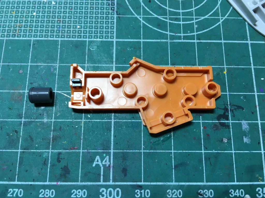チェンジリングライフルと接続する前方のパーツは取付ピンを切り取って後ハメ化。これで合わせ目を消し、半円状のランナーでディテールを足すのと、左右に3つずつある3mm穴は最前部の物だけ残して他は全てランナーで埋めています。