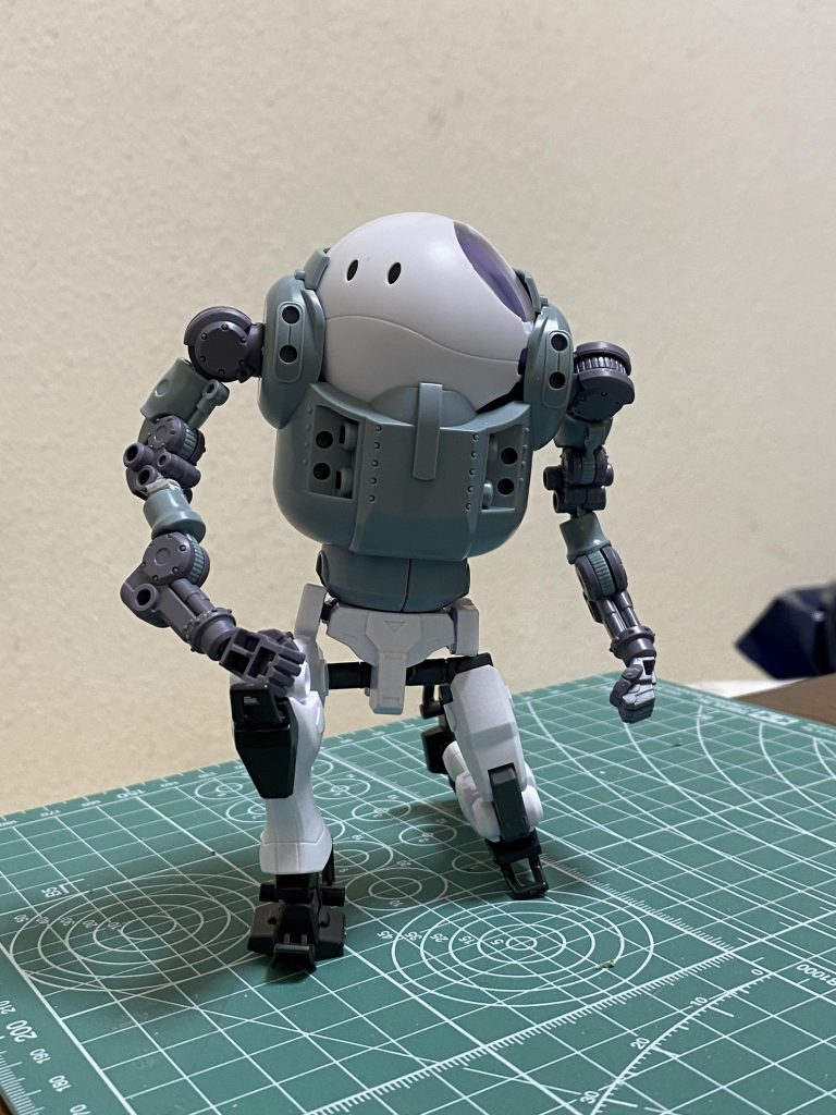 はい、ここからは毎回恒例の進化の道のりを(笑)制作開始直後  今回ビルド系キットコンペなのでこの機会に乗じて前から温めていたネタを制作する事に例によって軽い気持ちでモビルハロとガードフレームをミキシング、この時点では元気溢れるヤンチャボーイ