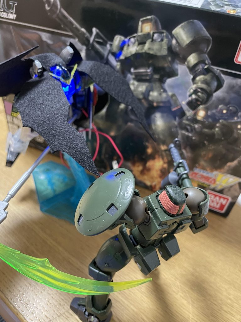 やられメカ役のリーオーさんにもお越しいただきました。やはりコードが見えちゃうのはちょっと見た目よろしくないですね。今回マントをつけたのは、背面のコードを極力隠す意図でもありました。