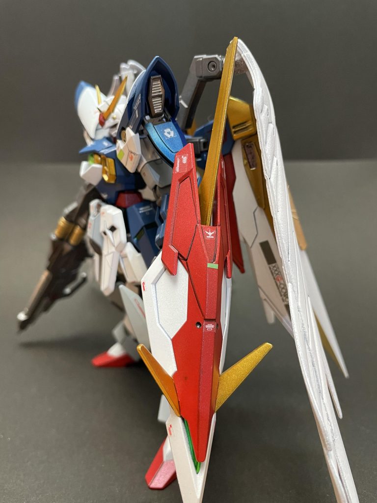 公式のリナーシタアルバのシールドは青ですが、元祖ウイングガンダムは赤だったので、赤色を採用