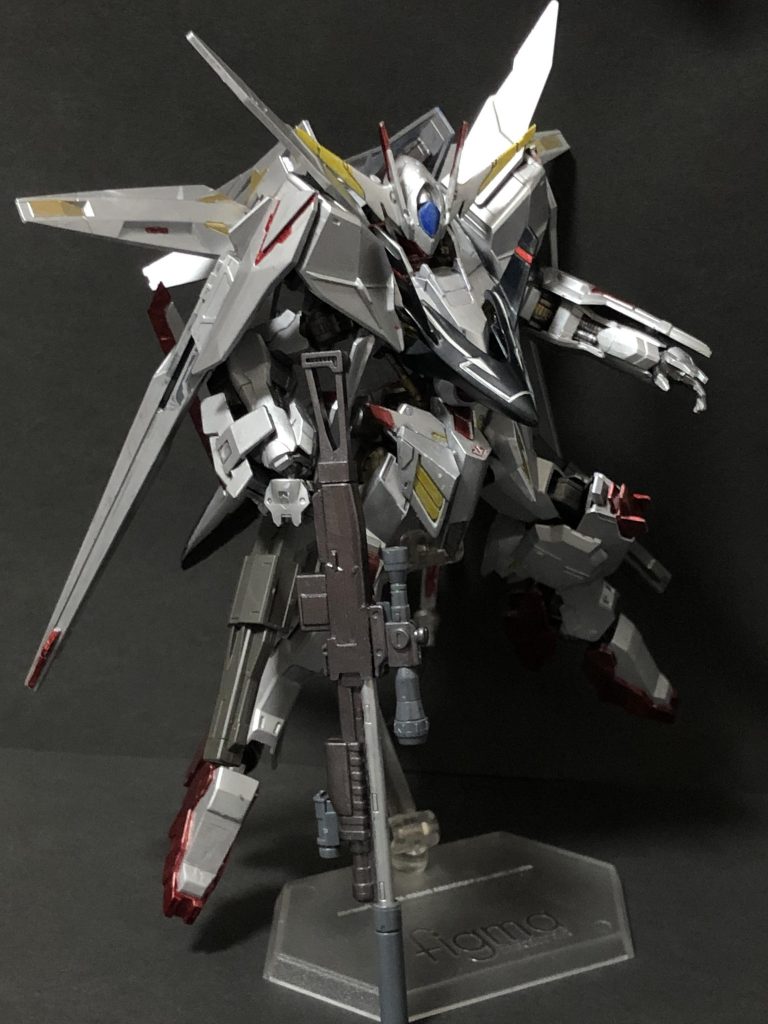 スカイアーマー空中戦特化型のアーマー変形機体及び空中戦を得意とする相手に対応するためつくられた装備遠距離から腰部と肩部のレール砲により戦う為、近接武器は右腕ビームサーベル1基のみ装備