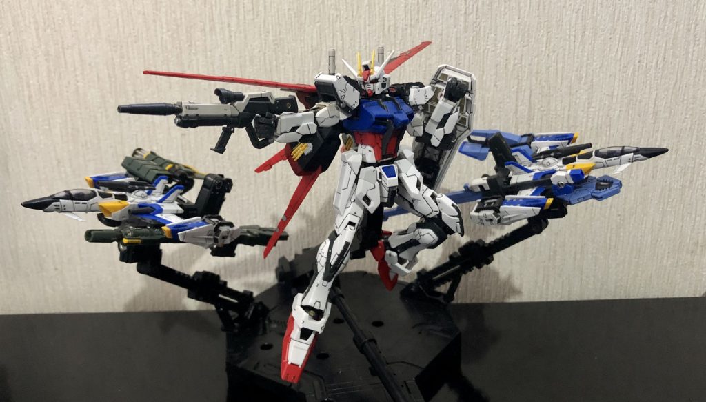 エールストライクライフルは自重を支えれますが、シールドは肘を画像のように曲げて置かないと保持出来ず、接続部に至っては完全に終わってるので、どうやっても自重で勝手に画像の向きに回転しますw