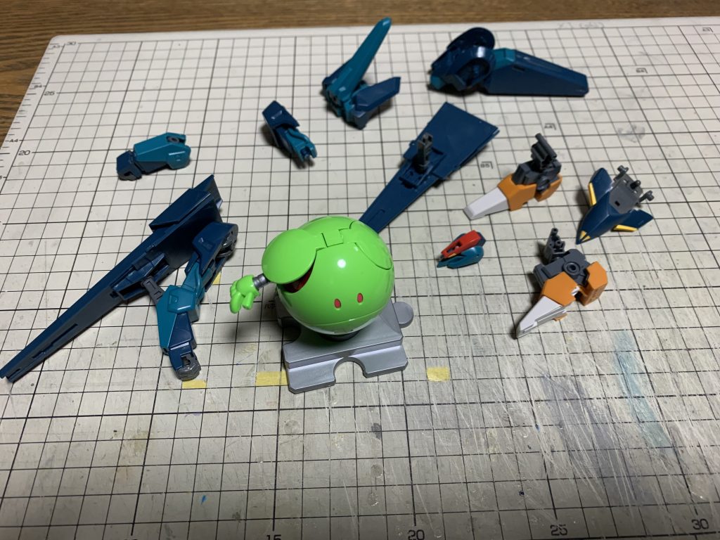 むか〜し昔に、どういう経緯かは忘れましたが、ジャンク品でHGのギャプランを手にしていたのが、ずーとコロがっていたので息を吹き返していただこうとハロと合体！