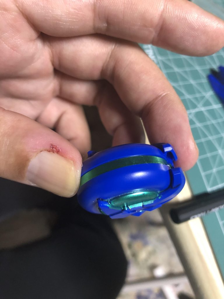 導入したばかりのガンダムマーカーを塗っていきます。タイヤの真ん中がステッカー。ホイールの中心がマーカーです。色味がバッチリ同じですね。