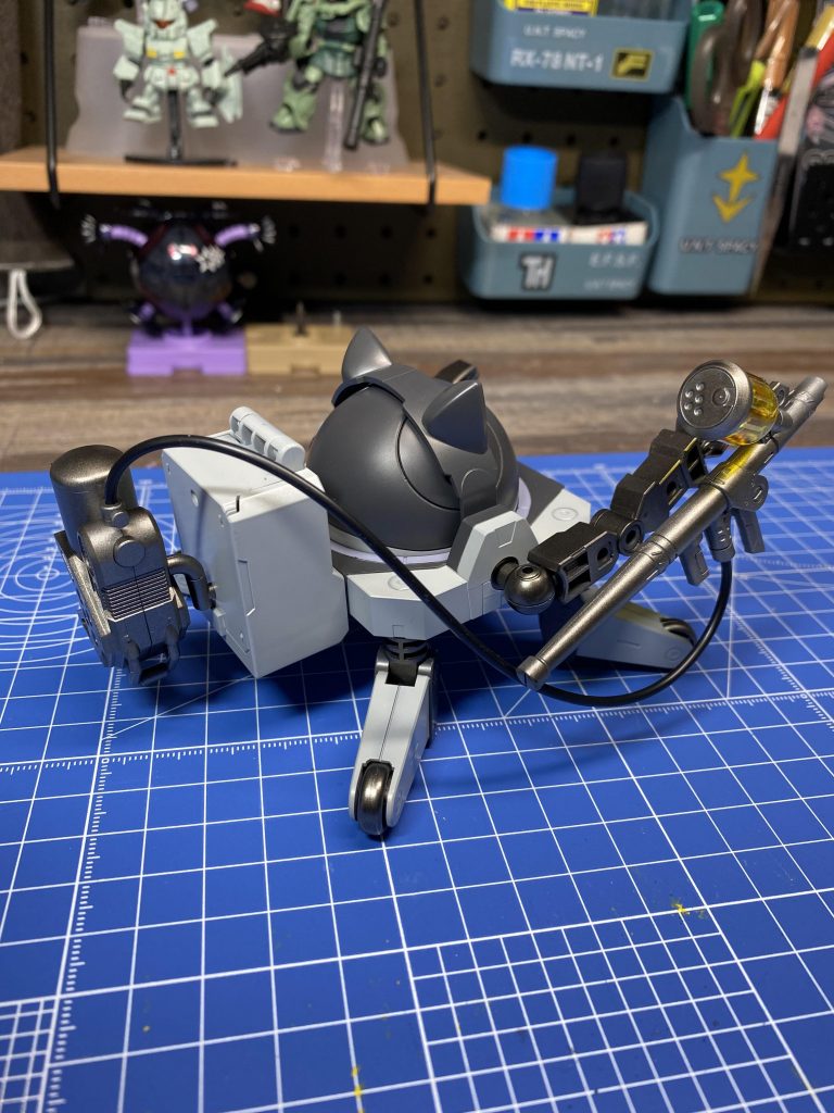 モデリングパーツのエアブラシ風ウェポンで塗装作業をお手伝いするハロです