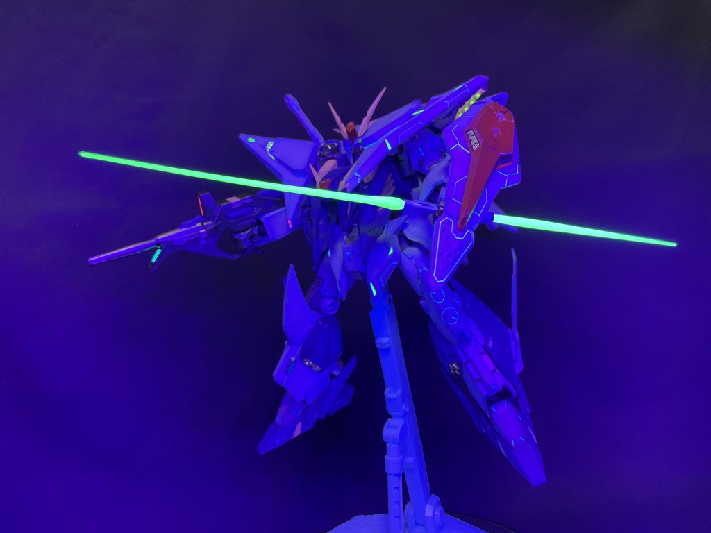 各部に蛍光塗料を使用しており、ブラックライトの光を当てると発光状態を表現することができます。