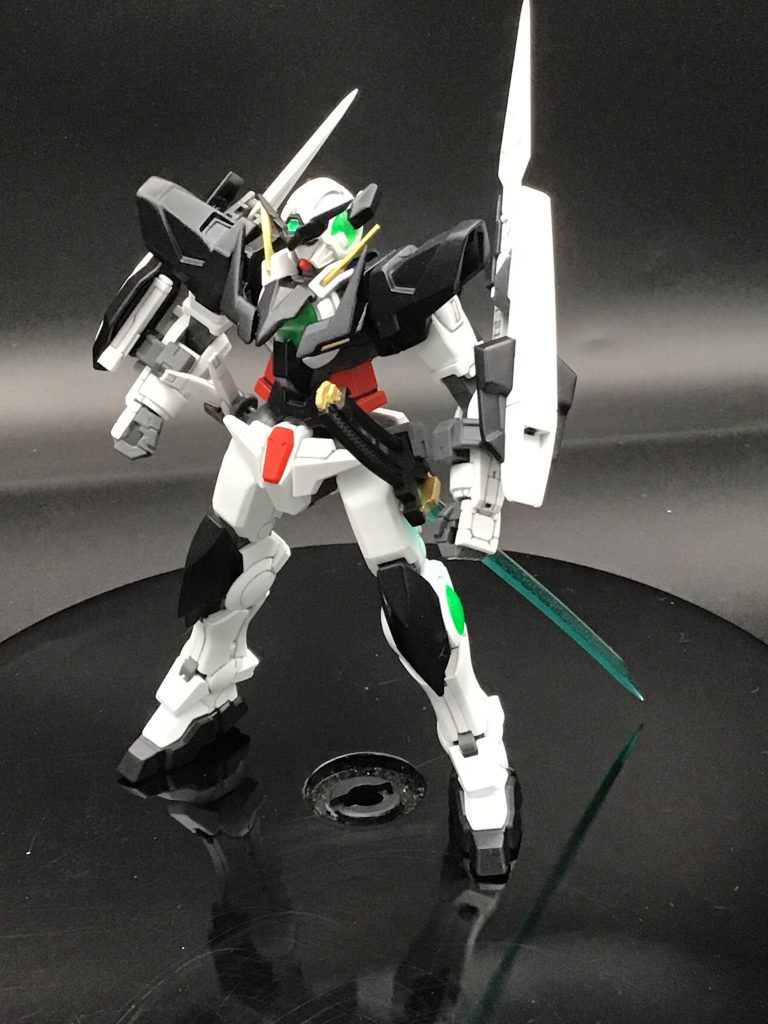 メインウェポンのGNソードは太刀をイメージした形状に。GNブレイドはショートの方を2本、苦無のイメージで持たせてます。ビームサーベルは脇差のイメージで、懸架方法もそれっぽく。シールドは両手に小型の物を。ビームサーベルを仕込んで、コレでセブンソードとします。