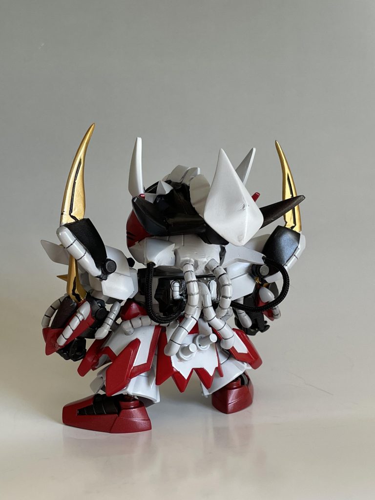 REAR兜につながるパイプは可動確保のためにワイヤーを使用。背面は武者頑駄無のバックパック、真悪参の腰鎧を使いました。