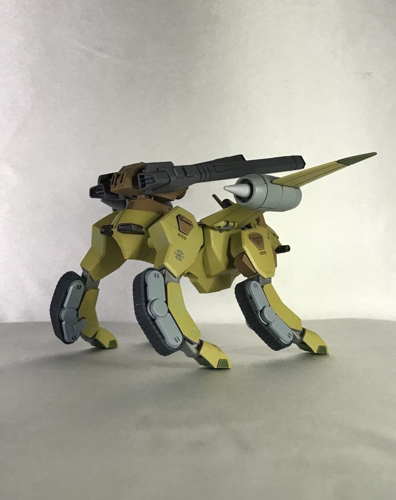 全体的にサンドブラウンにして、差し色にウッドブラウンとオリーブグリーンを足してみました☝🏻普段、デザートカラーにした事が無かったので戦車の画像を見ながら参考にしてみました😌 元のカラーリングだと少々ホビー感が感じられましたが、こうしてみるとグッと兵器らしさが感じられて、デザートカラーに挑戦して良かったなと思っています✨