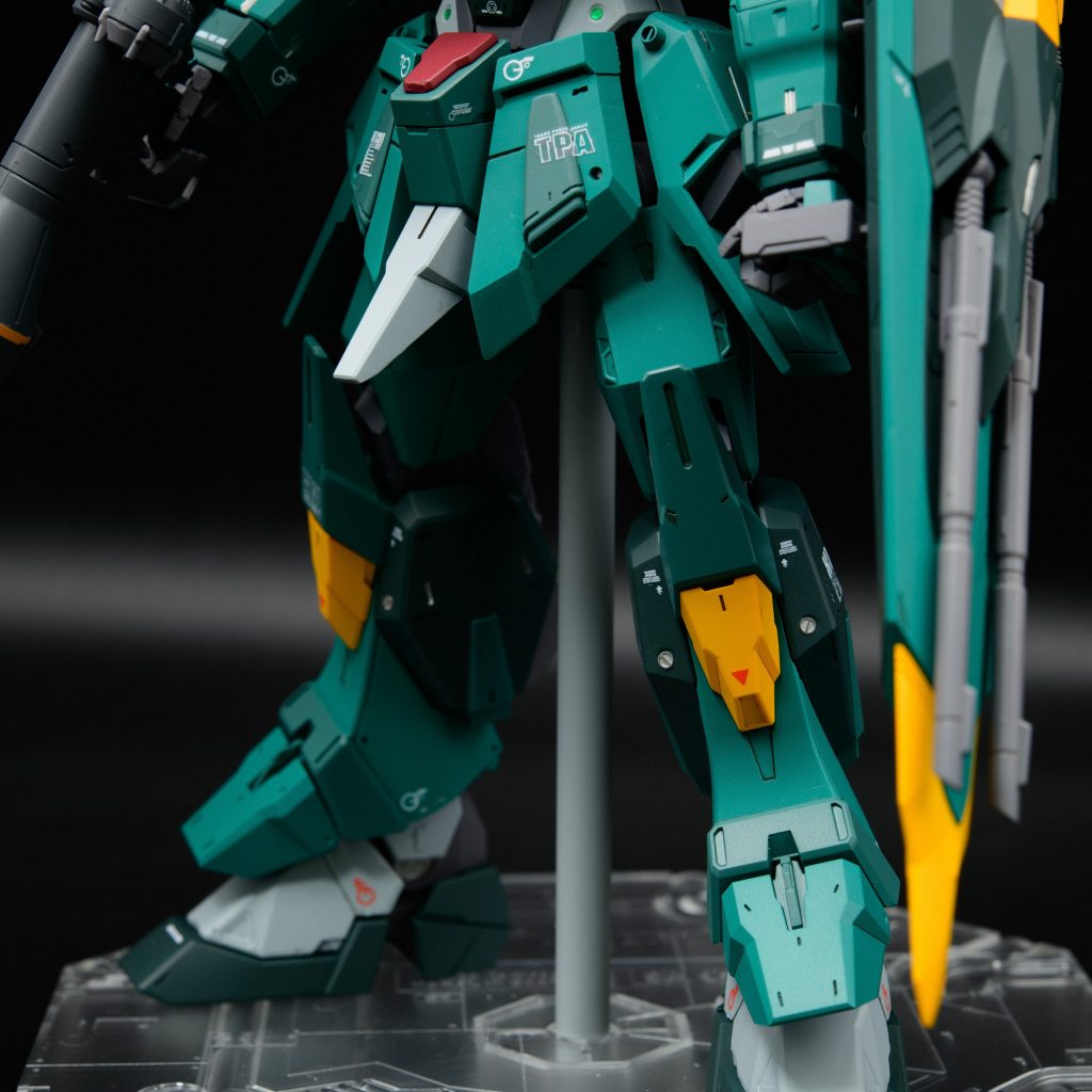 膝の左右の丸モールドや足首にはエッジングパーツを貼りました。