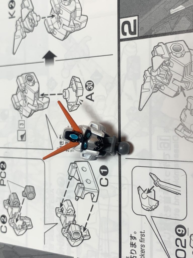 製作風景（組み立て）ですが、今回上手く行ったところ！クロスボーンガンダムの頭部にウイングガンダム炎のフェイスパーツをミキシングしました！