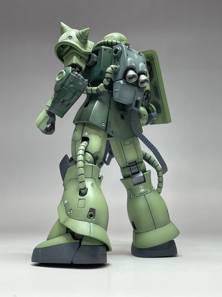 ザクは、淡い緑色の再現が難しいです。オリジンザクは、やや暗めの機体設定ですが、個人的な好みまで明るくしました。