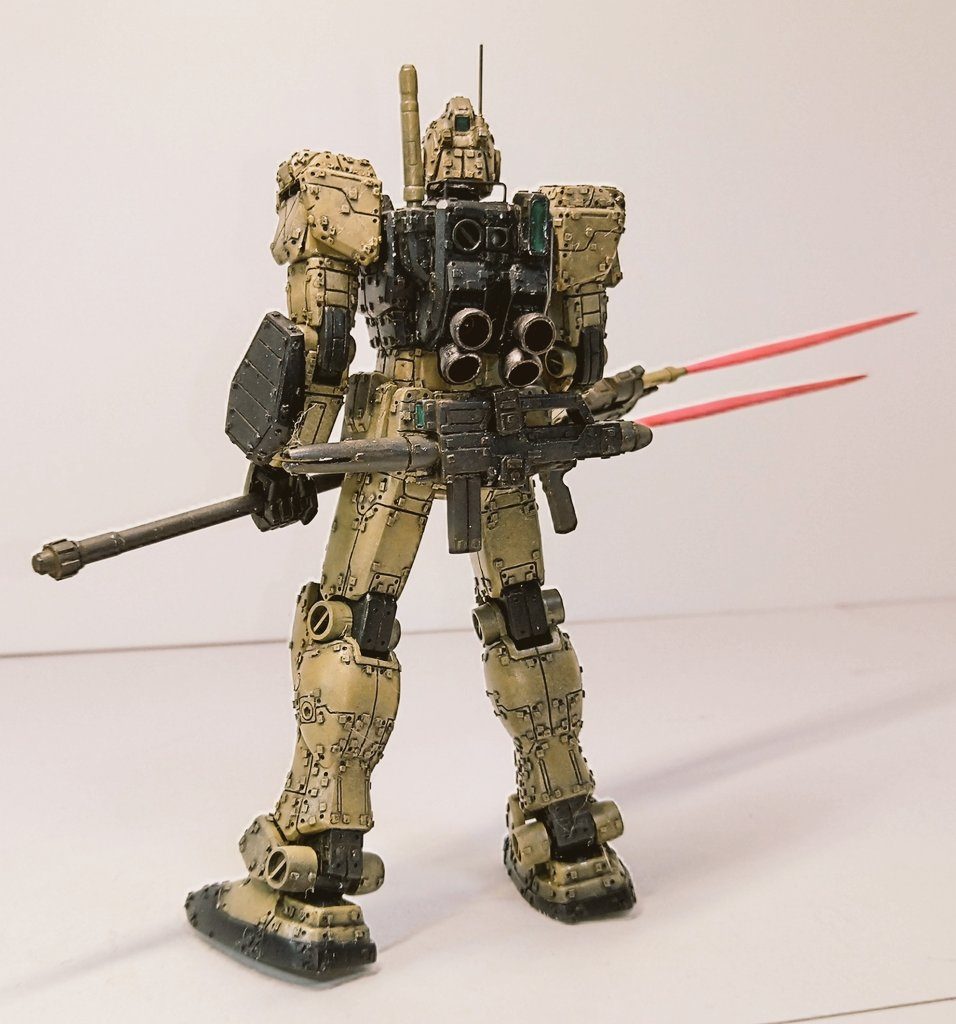 プラ材で自作したビームライフルを固定具を作って腰にマウントしました。