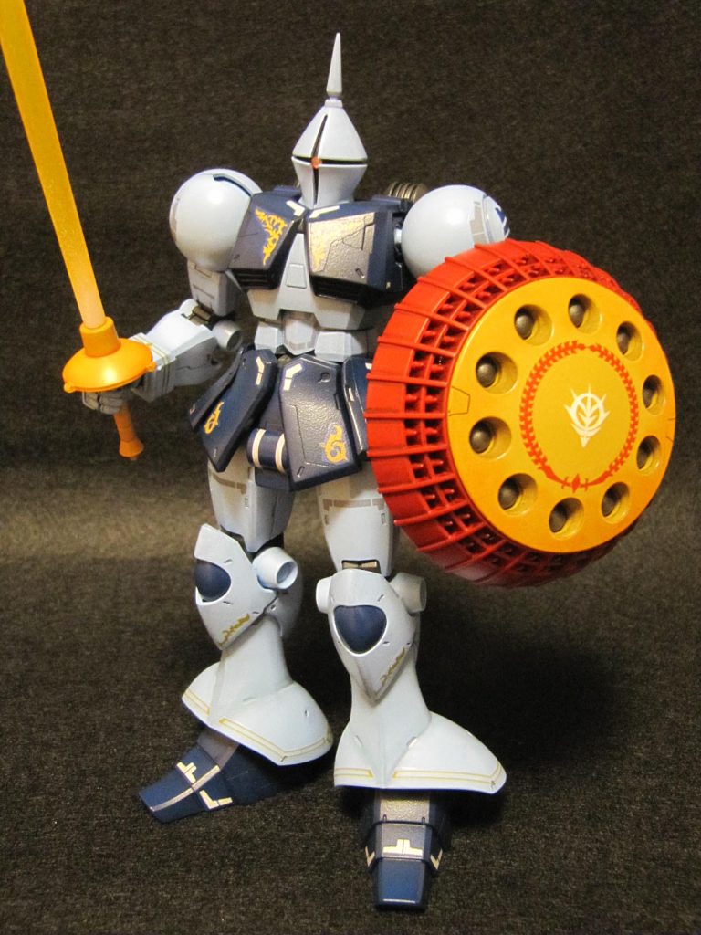 あまりいじるところがない良キットなので、アンテナの延長とシャープ化、フロントアーマーの左右分割、モノアイにHアイズ(2mm)を使用し、膝関節を少し削って鳥足気味にしたくらいです。頭部と腕の後ハメ加工も簡単でした。