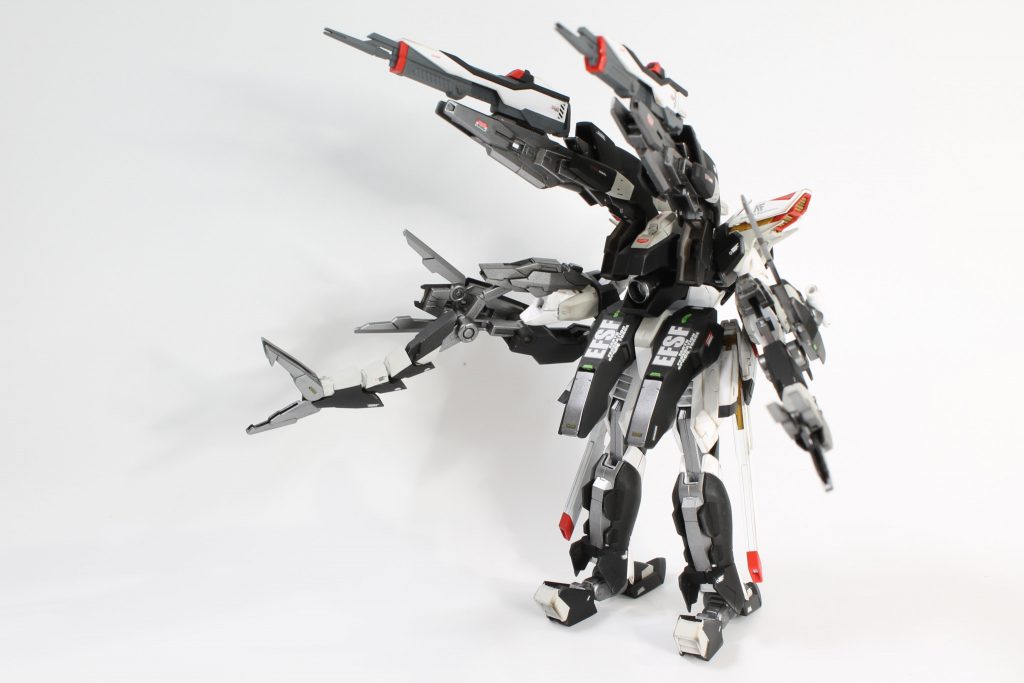 キャノン形態では中距離戦闘用として活躍し、弾切れしてからも接近戦でも最低限のバトルが出来る装備となってます。