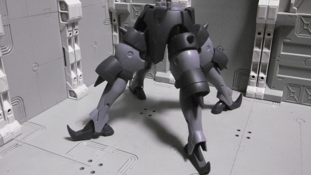 【脚部】MLF-MX/KNOTまずは必須パーツの中でも最重要な「脚部積載量」を決定するため、脚部から。脚部の重量とオプショナルパーツを除く全てのパーツ重量には、この脚部積載量が大きな影響力を持ちます。重量過多でも出撃自体は可能ですが、機動力は激減してまともに動けません。最も近い形状のデータを当ててみたところ、ミラージュ製4脚の「脚部積載量5197」であり、選択パーツ1種以外はこの数値以内に収まるようアセンを考慮していきます。4脚は被弾時安定性能が全体的に高めでも、この脚は全4脚中ワースト2なので、OPで強化するようにします。エネルギー防御力は500超えでも実弾防御力が低いので、他部位で防御力を補いたいトコロ。4脚は他の脚部と比べてもEN消費量が多く、エネルギー武器の使用と空中戦が苦手なので、戦術もよく考えたいものです。