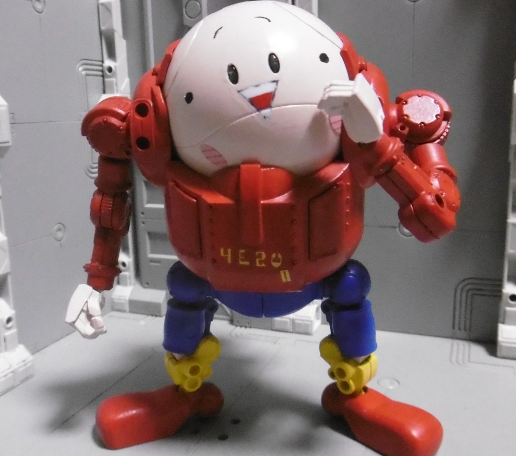 単行本2巻表紙絵のような首を傾げた愛嬌あるポージング、失敗。服(ボディ)の文字は、単行本表紙に描かれている「HERO2(2は小さく表記)」なのですが、手持ち分のアルファベットデカールはボトムズ専用のアストラギウス文字しか無く、彼は異星人になってしまいました。