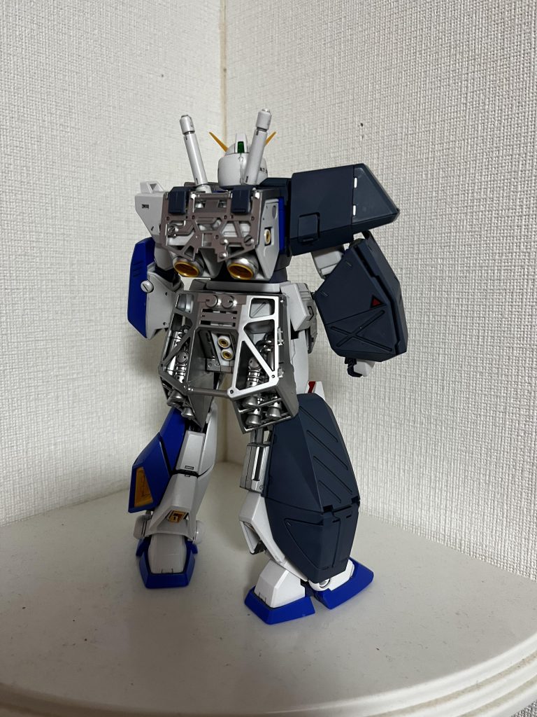 部分塗装と、半光沢クリアを吹いています。フレーム部分はタミヤ、シルバーリーフで塗装しています。アレックスはもしアムロに届いてたらどうなってたかなとかいろいろ想像してみるのが結構楽しかったりします(笑)。ポケ戦はマシンもかっこいいし、ストーリーも心にくるところがあるのでとても好きです!今後もこんな感じで投稿していきたいと思います。よろしくお願いします!