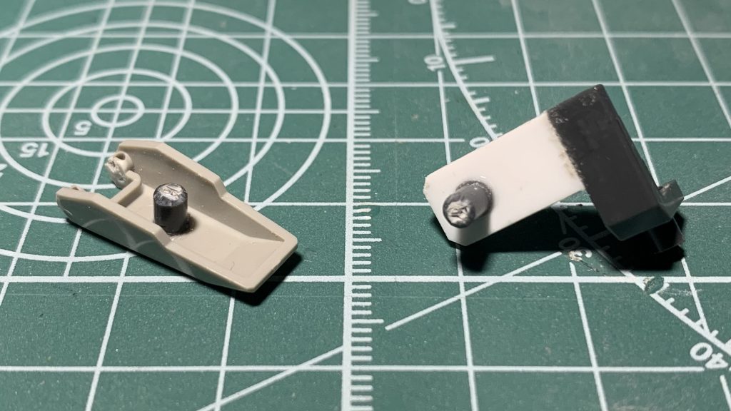 シールドのアタッチメントはAGE1のシールドを接続するためにプラ板で延長。スモールシールドとアタッチメントの接続軸はランナーから切り出して使用してます。