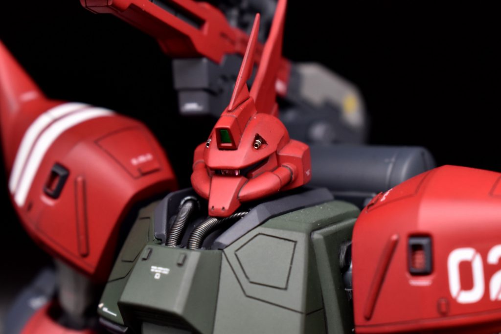 メインカメラ。頭部にはユーマゲルググを参考に角型カメラを追加。