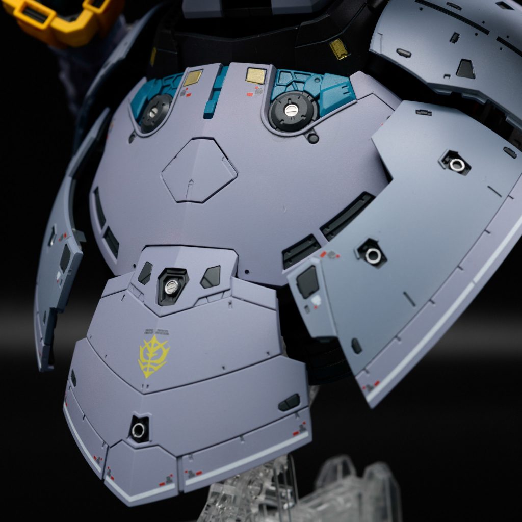 細かい丸モールドはシルバーでアクセントを付けました。一部にエッジングパーツを使いました。