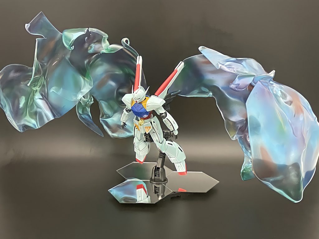 透明プラ板を蝶の羽のような形に切り出し、コンロで炙って形状を整えました。それをミノフスキードライブに挟み込んでエフェクトを固定しています。めちゃくちゃでかいです。