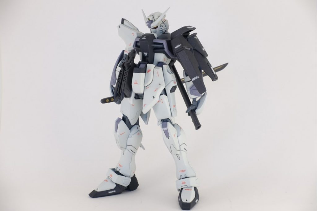 アークナイツのアカフユさんが昇進2になったので、甲冑みたいな装甲や腰のナイフ(ポーチ)はそれをイメージして作りました。